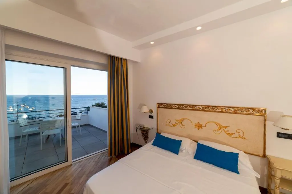 Double or Twin SUPERIOR SEA VIEW Room, Punta Campanella Resort & Spa, Naples
