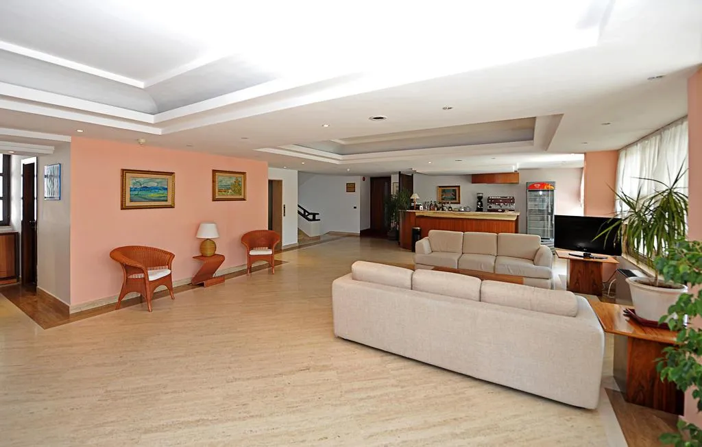Lobby, Pace, Naples