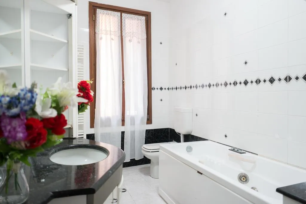 TRIPLE ECONOMY WITH SHARED BATHROOM Room, Backpackers house venice, Venice