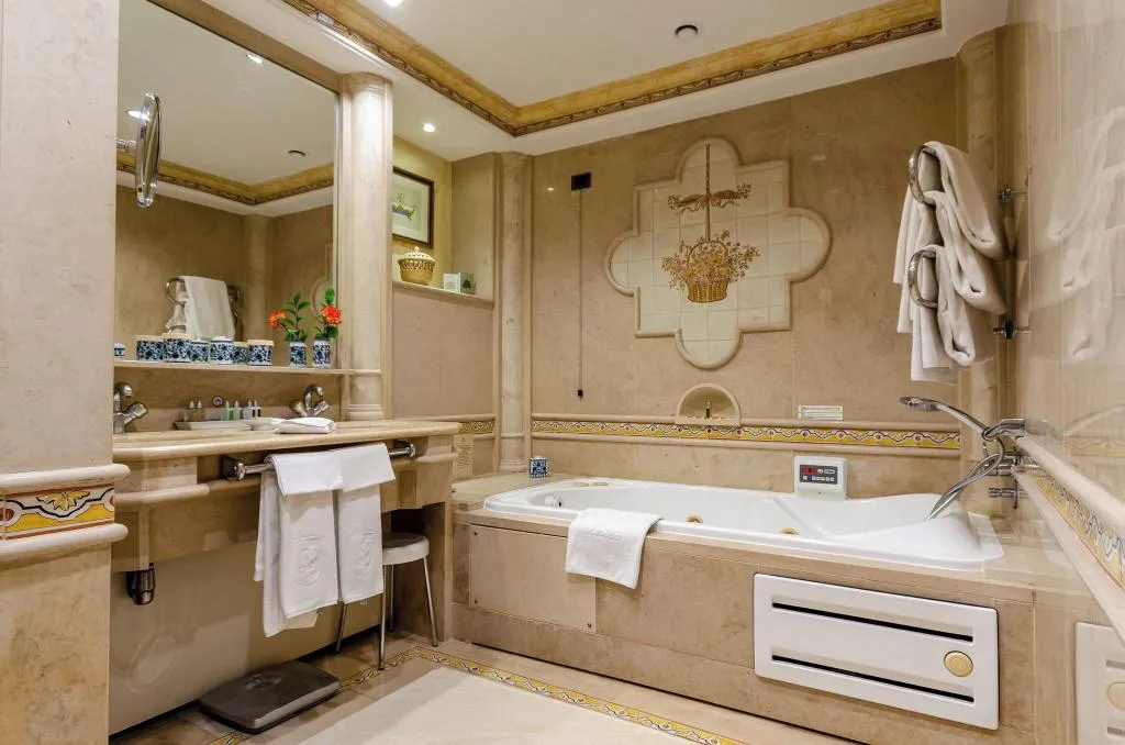 SUITE KING SIZE BED Room, Olissippo Lapa Palace, Lisbon