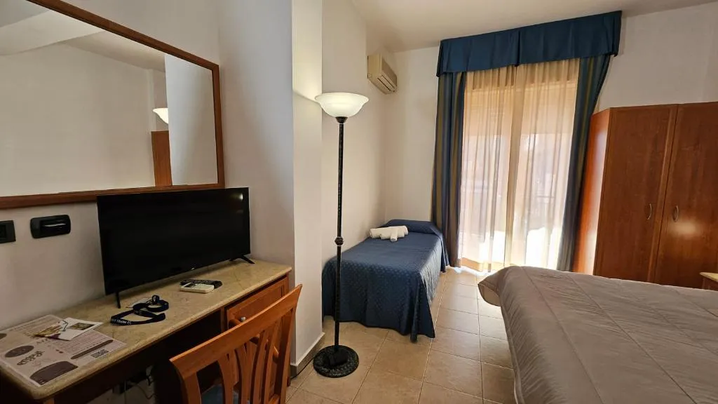 QUADRUPLE ONE BEDROOM ONE BATHROOM Room, GH Hotel & Restaurant, Palermo