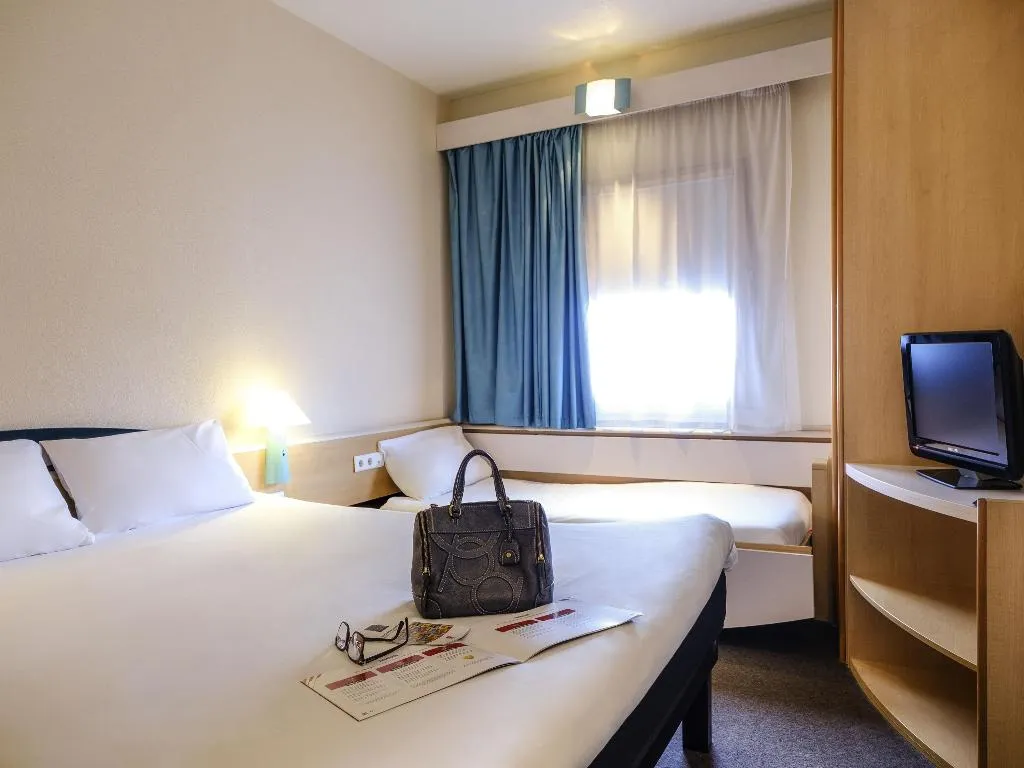 DOUBLE SUPERIOR WITH DOUBLE BED Room, ibis Madrid Alcorcon Tresaguas, Madrid
