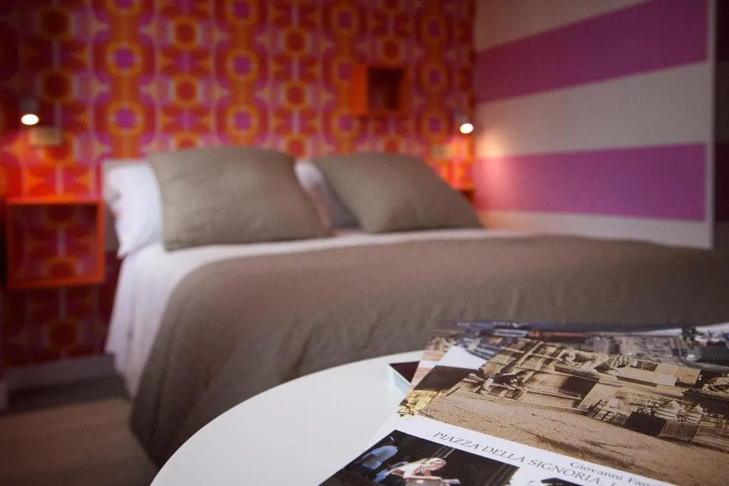 Room, Nella, Florence