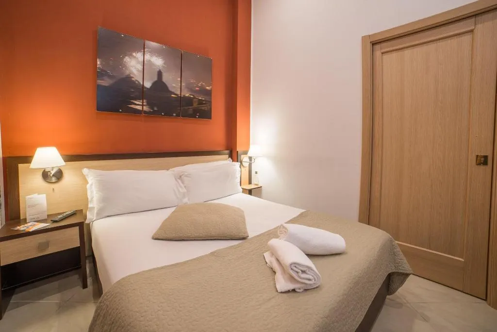 Room, Bed & Breakfast Chiaia 32, Naples