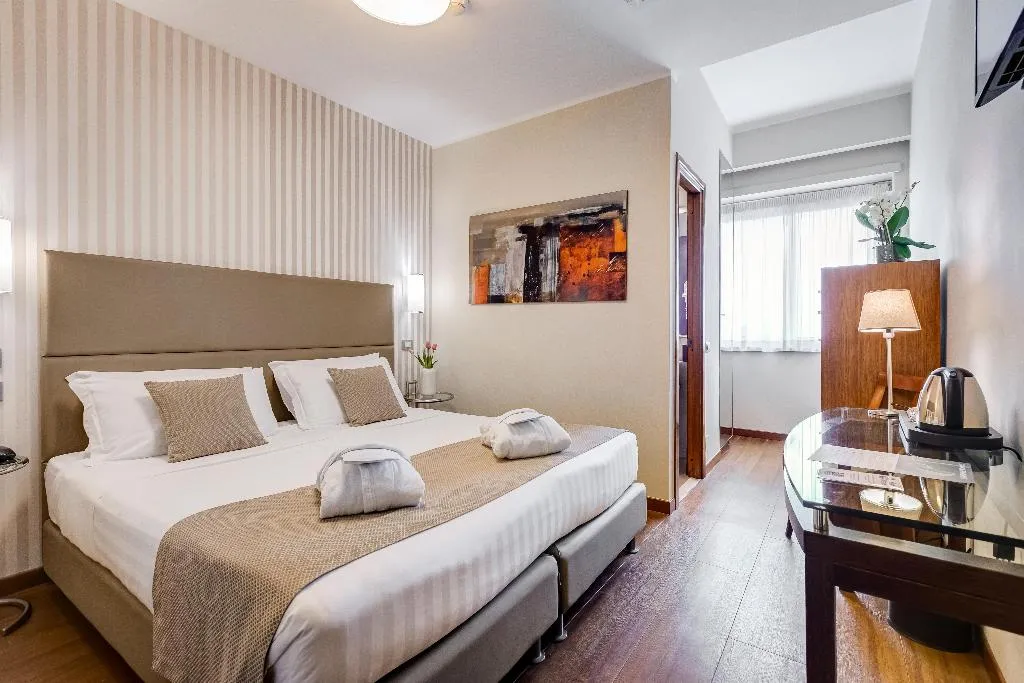 DOUBLE CLASSIC QUEEN BED Room, Best Western Hotel Piccadilly, Naples