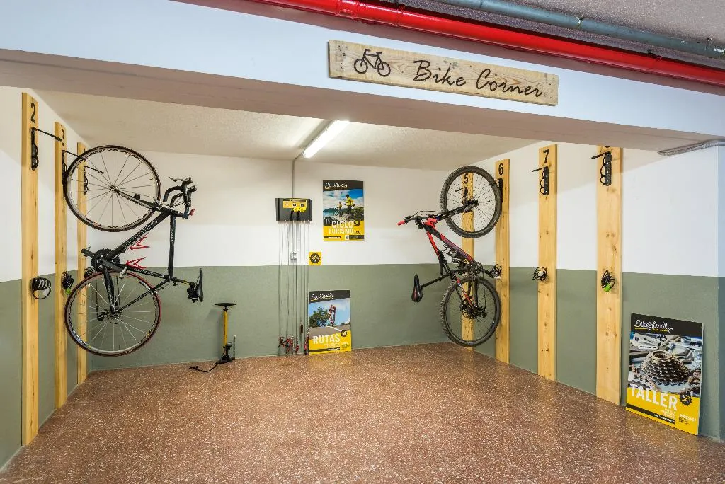 Sports and Entertainment, Hostal JUME - URBAN ROOMS, Menorca