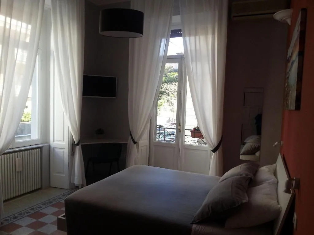 Room, B&B Marange, Naples
