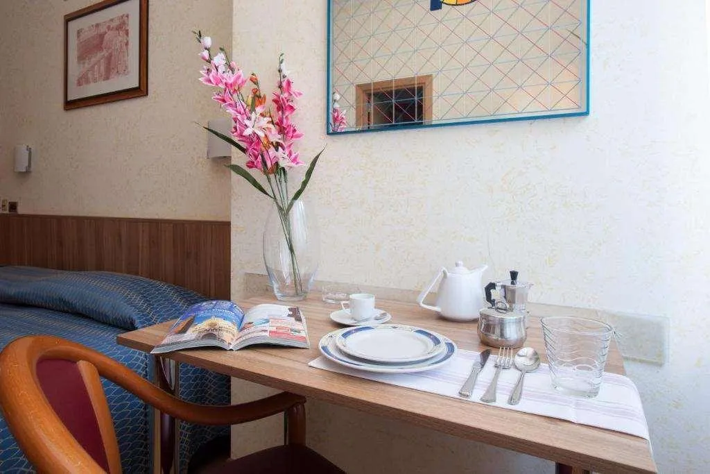 Room, Residence Lepontina, Milan