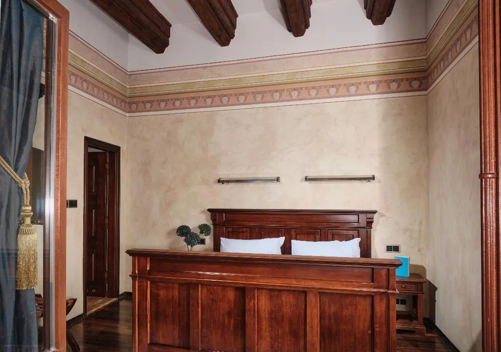 JUNIOR SUITE DELUXE ONE BED Room, Copernicus, Krakow