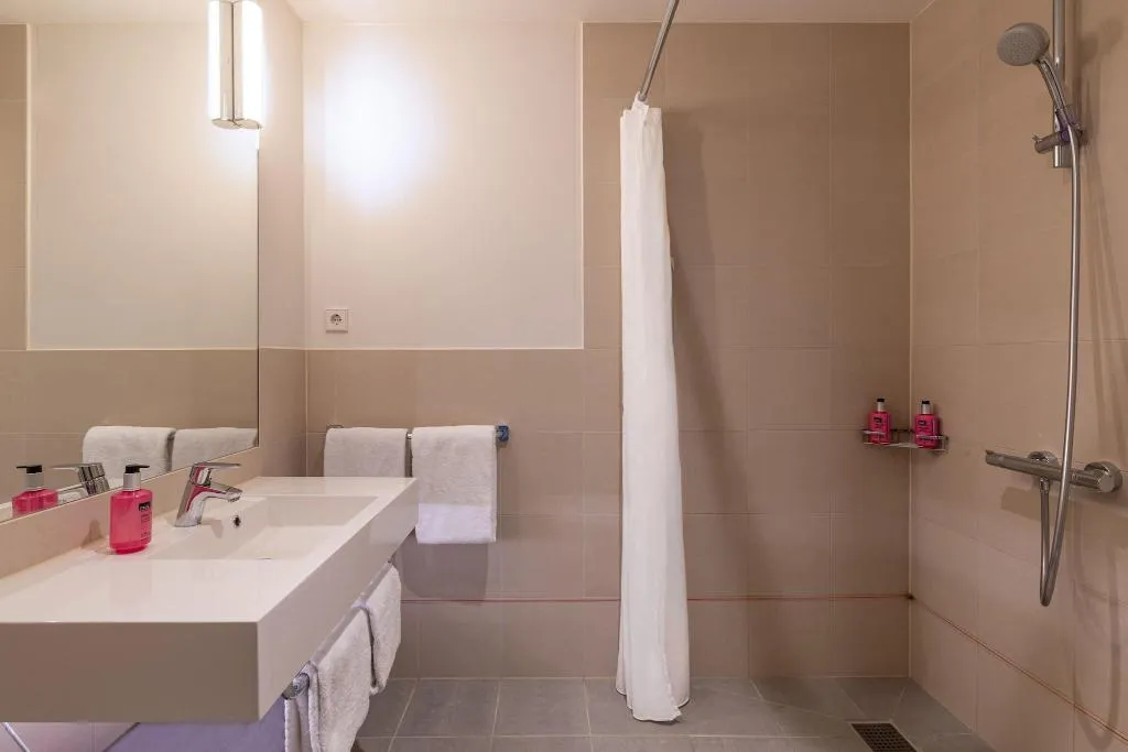 DOUBLE QUEEN SIZE BED Room, Moxy Amsterdam Houthavens, Amsterdam
