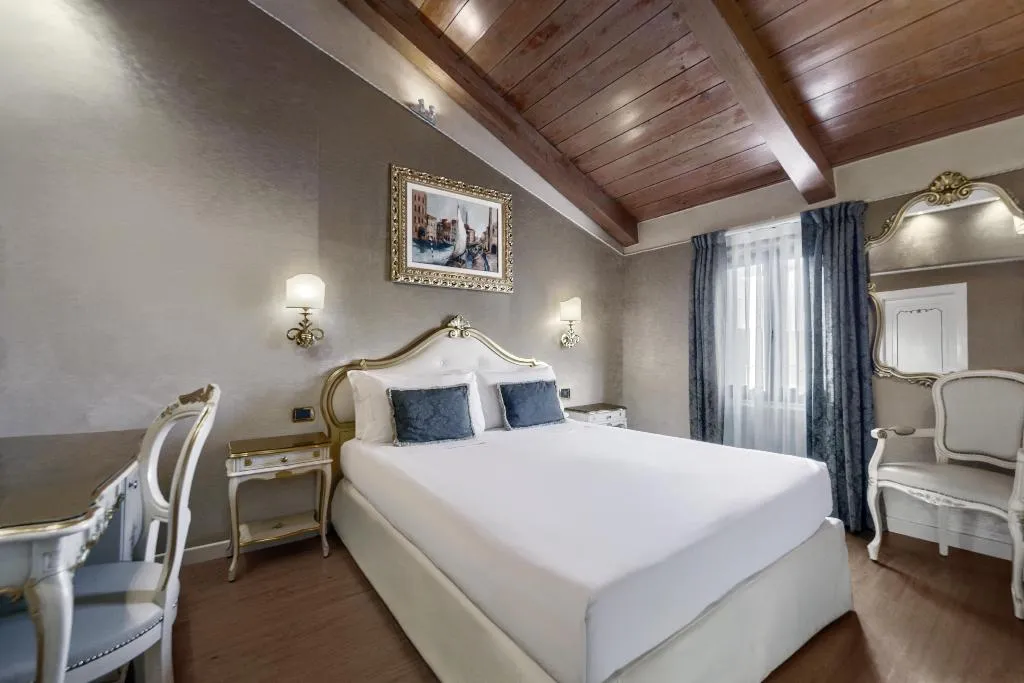Room QUEEN SIZE BED Room, Hotel Olimpia Venice, BW Signature Collection, Venice