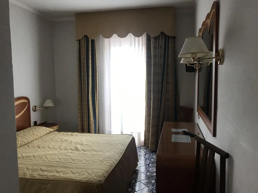 Room, Albatros, Naples