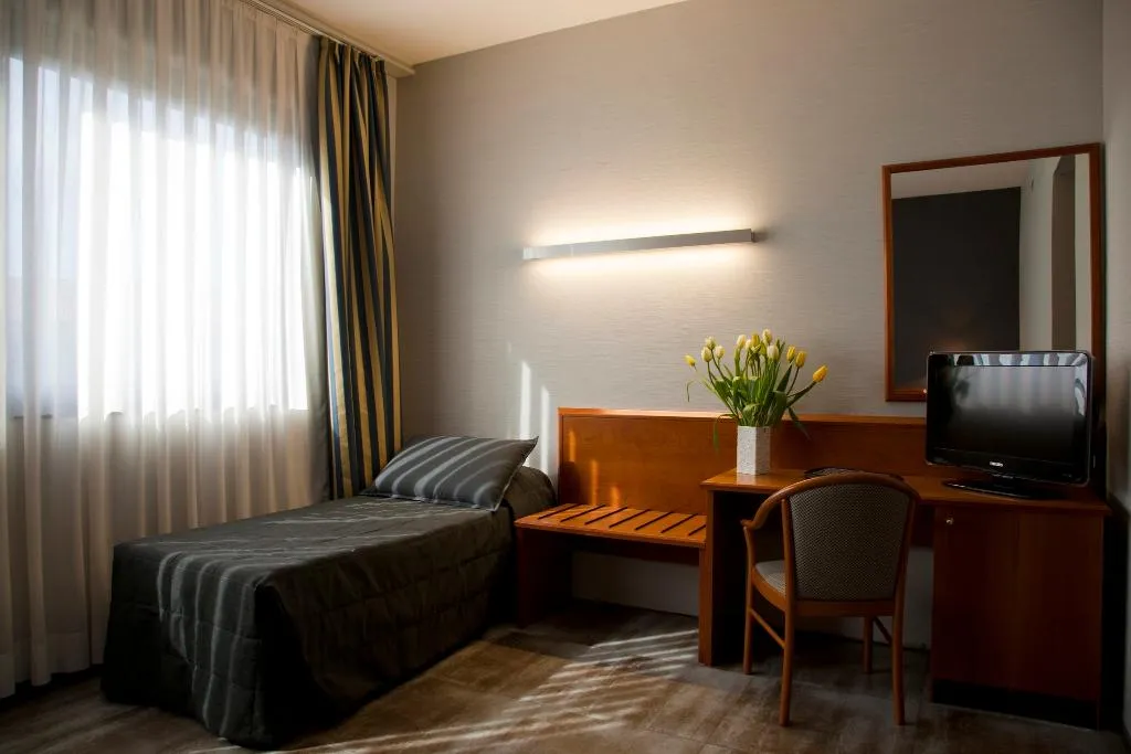 QUADRUPLE TWO DOUBLE BEDS ONE BEDROOM  Room, Zone, Rome