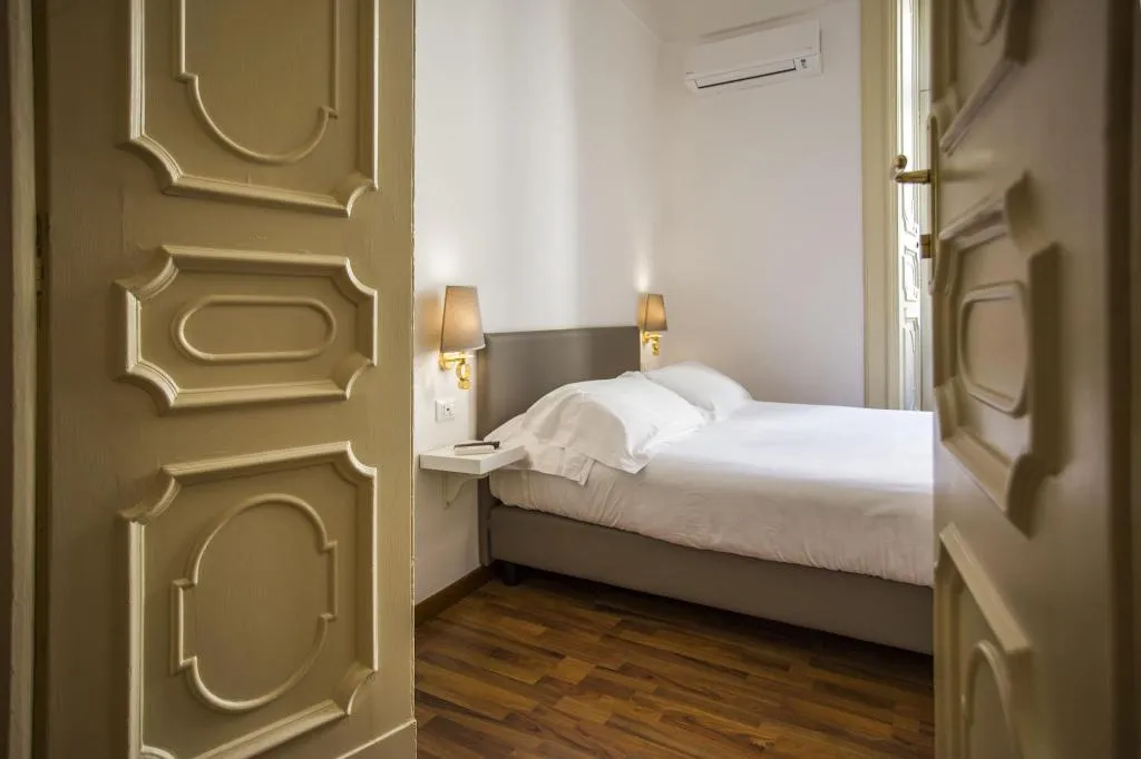 Room, Napoli Class, Naples