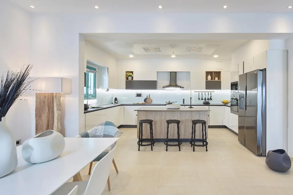 VILLA THREE BEDROOMS WITH PRIVATE POOL Room, Almyriki Beach Villa, Santorini
