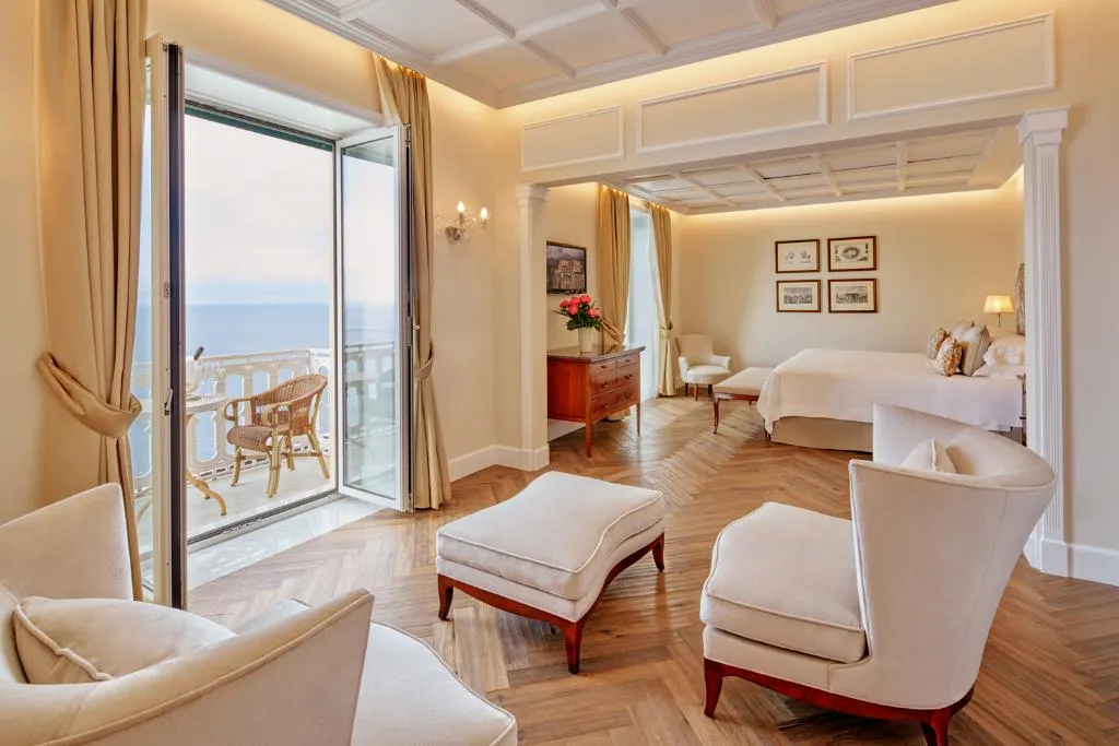 SUITE DELUXE SEA VIEW Room, Grand Hotel Excelsior Vittoria Spa, Naples
