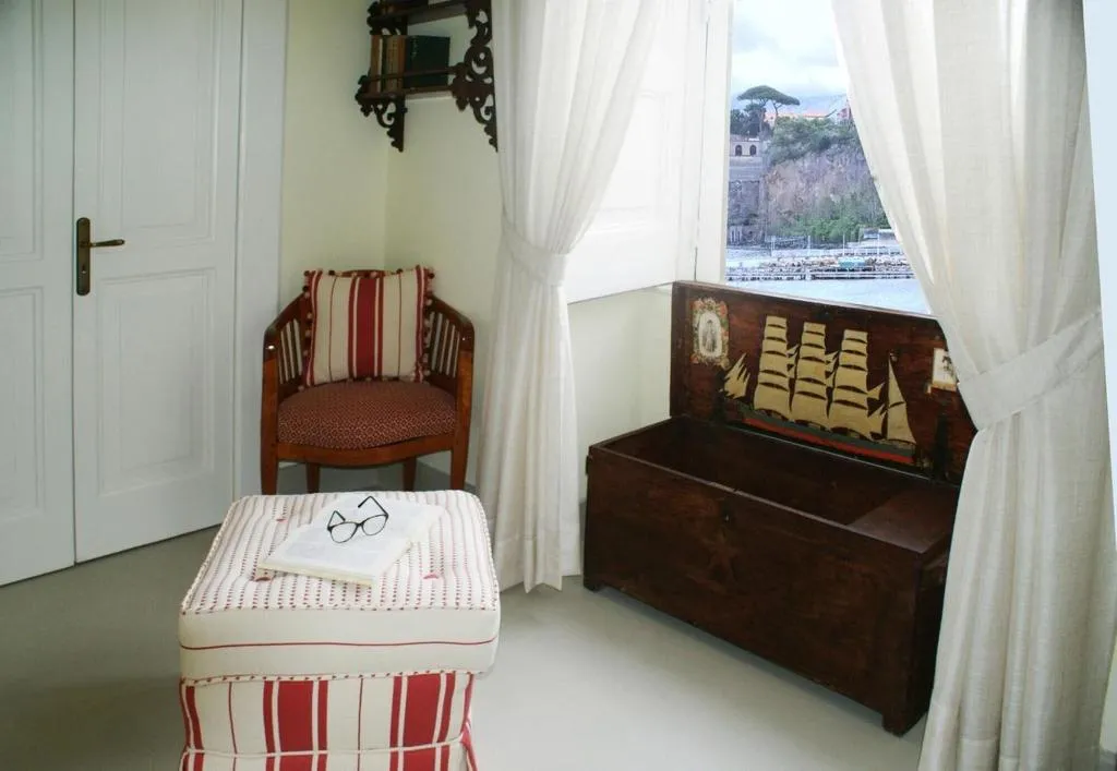 Room, Yacht Club Capo Cervo Suites, Naples