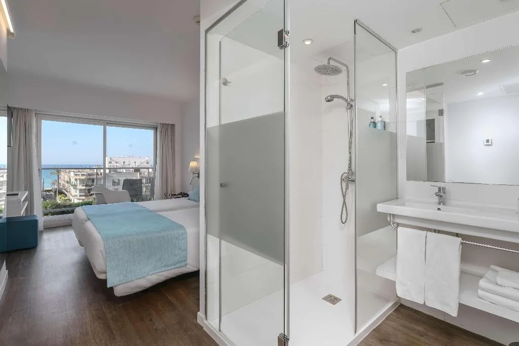 Room, Alua Leo, Majorca