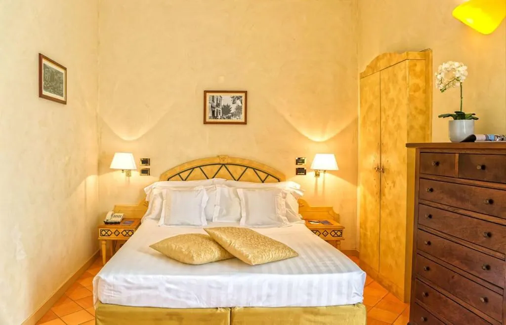 Room, Miramare e Castello, Naples