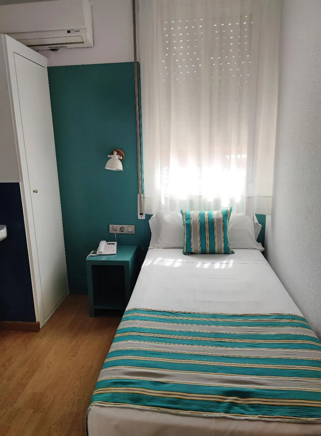 SINGLE ECONOMY WITH SHARED BATHROOM Room, Yomo Hostal Bcn Port, Barcelona