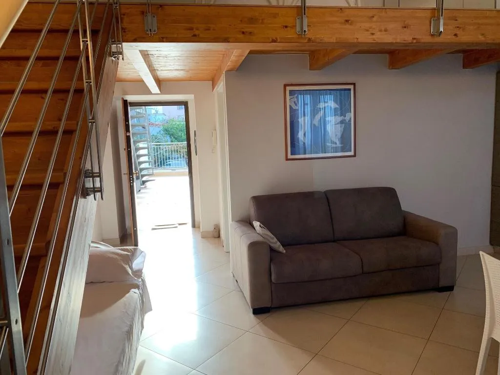 Room, Soleluna, Naples