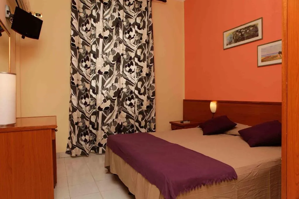 Room, Hotel Pisa, Naples