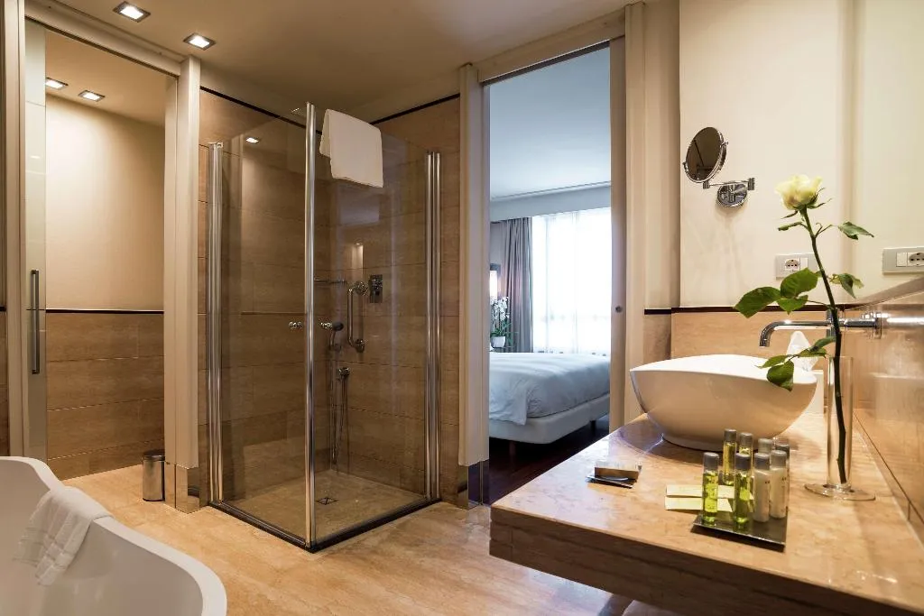 JUNIOR SUITE KING SIZE BED Room, DoubleTree by Hilton Florence Metropole, Florence