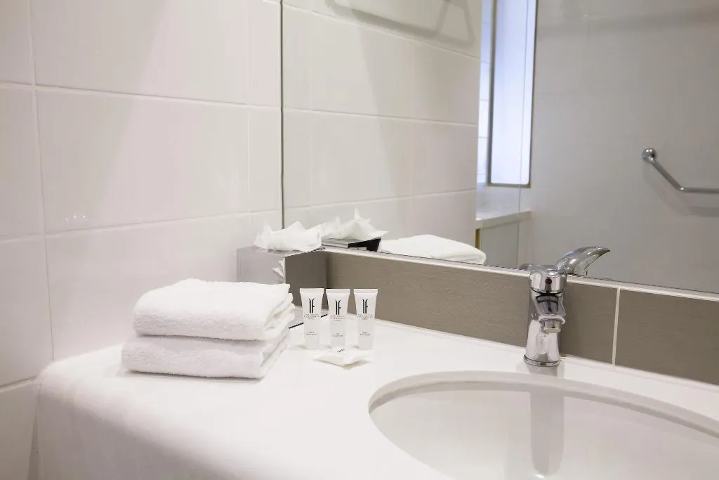 TWIN STANDARD Room, Louis Fitzgerald Hotel, Dublin