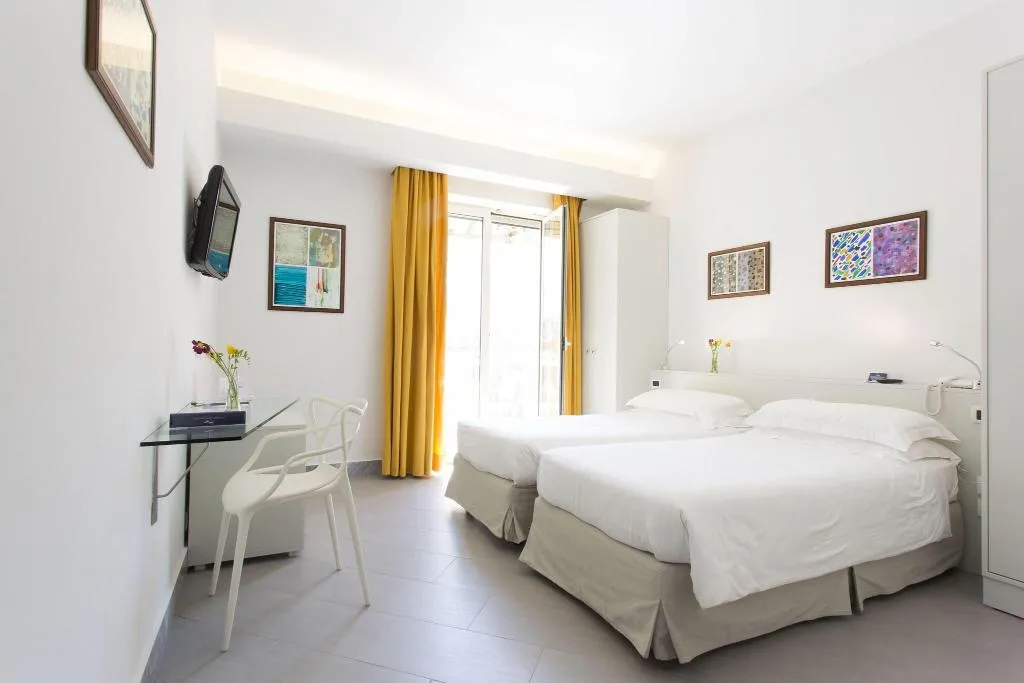 TRIPLE CLASSIC Room, Art Hotel Gran Paradiso, Naples