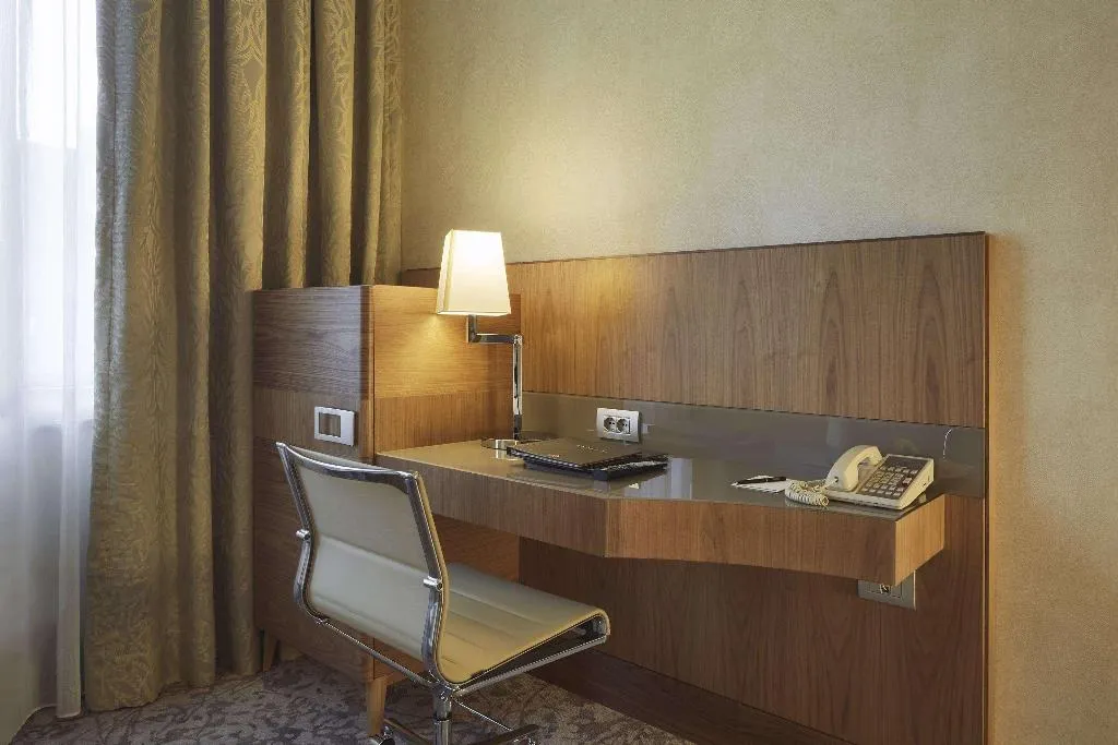 DOUBLE GUEST ROOM QUEEN BED Room, Hilton Milan, Milan