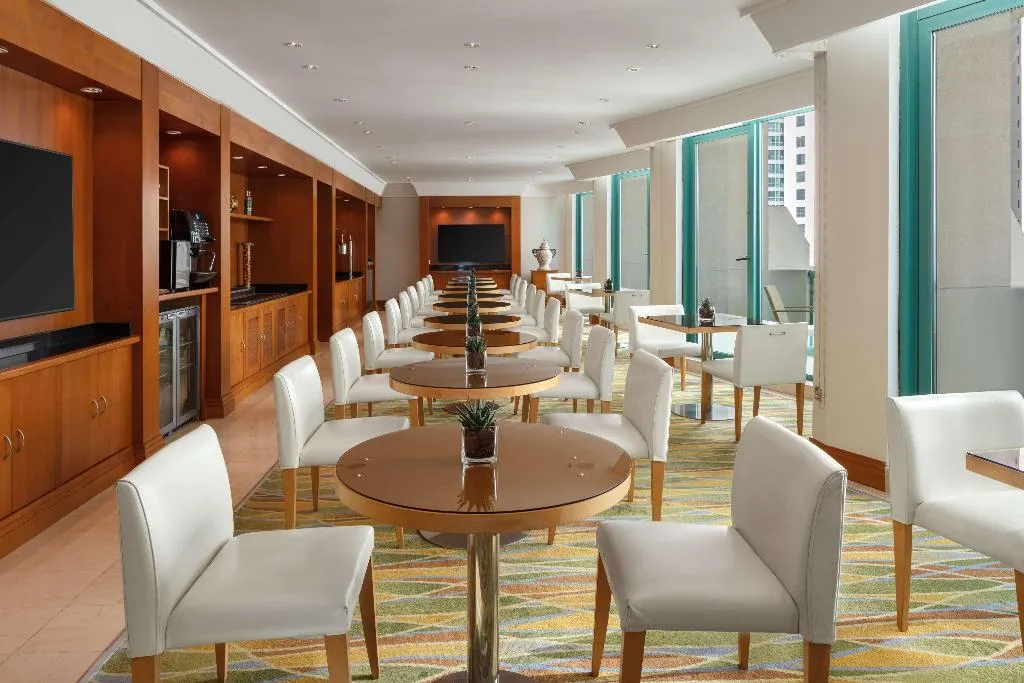 DOUBLE EXECUTIVE KING BED Room, Hilton Dubai Jumeirah, Dubai