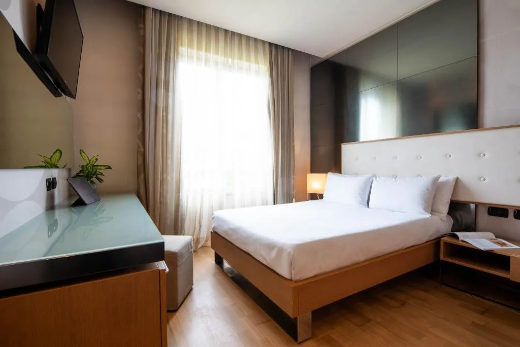 DOUBLE CLASSIC QUEEN BED Room, Axolute Comfort Hotel - Cantu, Milan