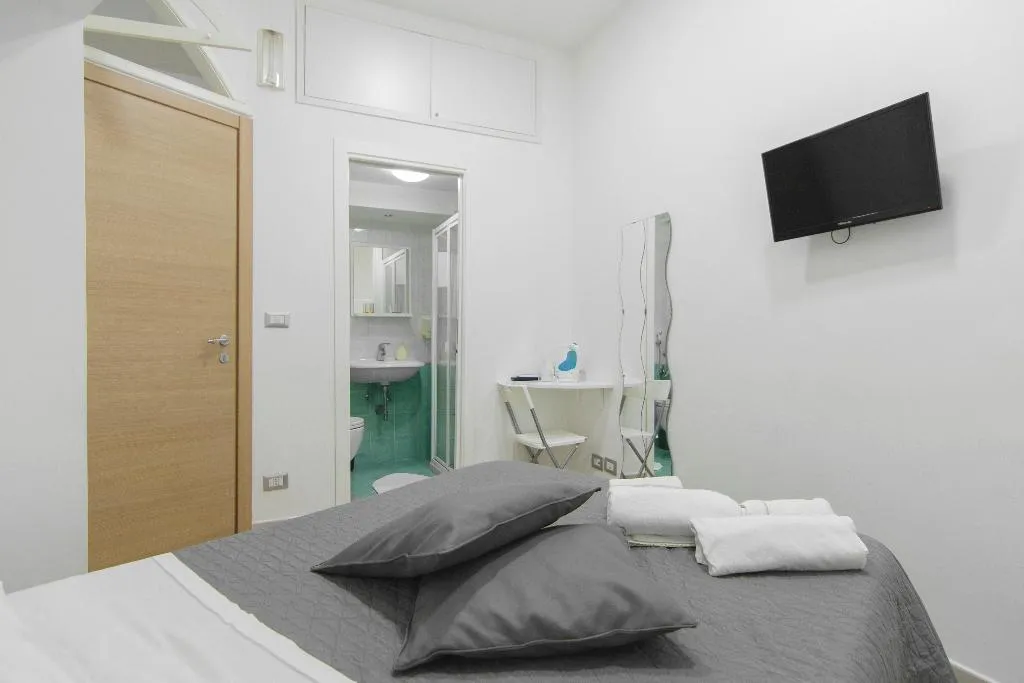 QUADRUPLE WITH BALCONY Room, Maison Du La Rua, Naples