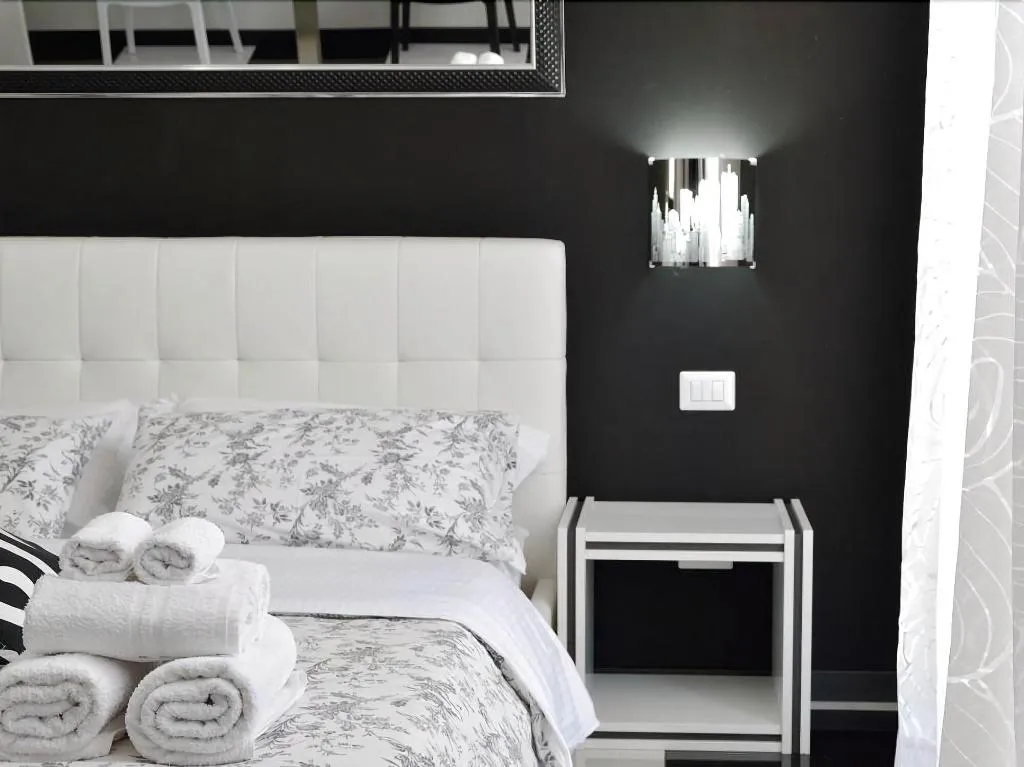 Room, Black & White G&G, Rome