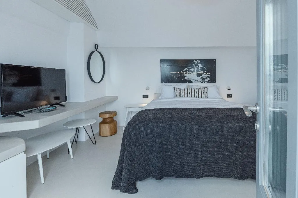 HOUSE WITH JACUZZI Room, IKIES Santorini, Santorini