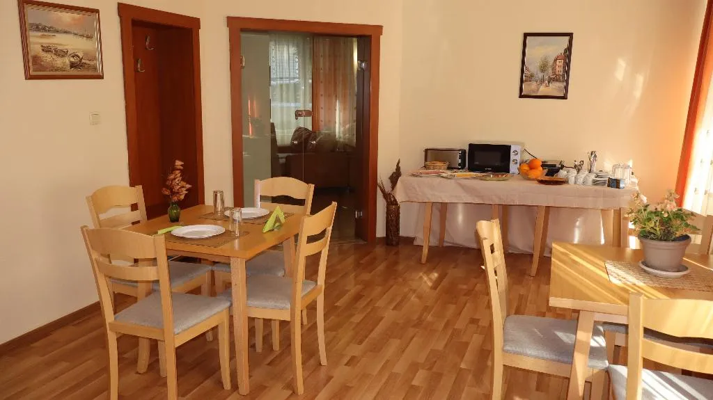 Lobby, Palitra, Varna