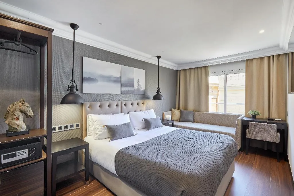 DOUBLE SUPERIOR Room, Hotel Cortes Rambla, Barcelona
