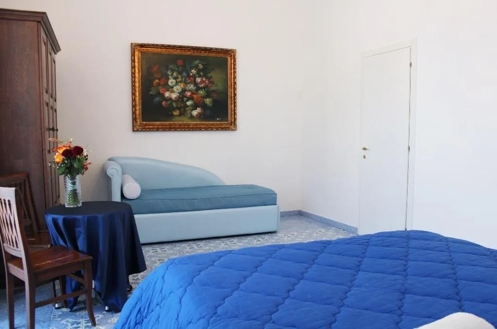 Room, Piazza Tasso B B, Naples