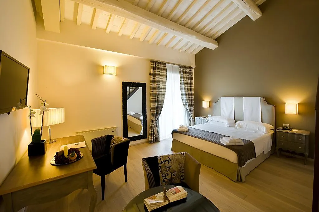 FAMILY ROOM CAPACITY 5 Room, Relais dell Olmo, Perugia