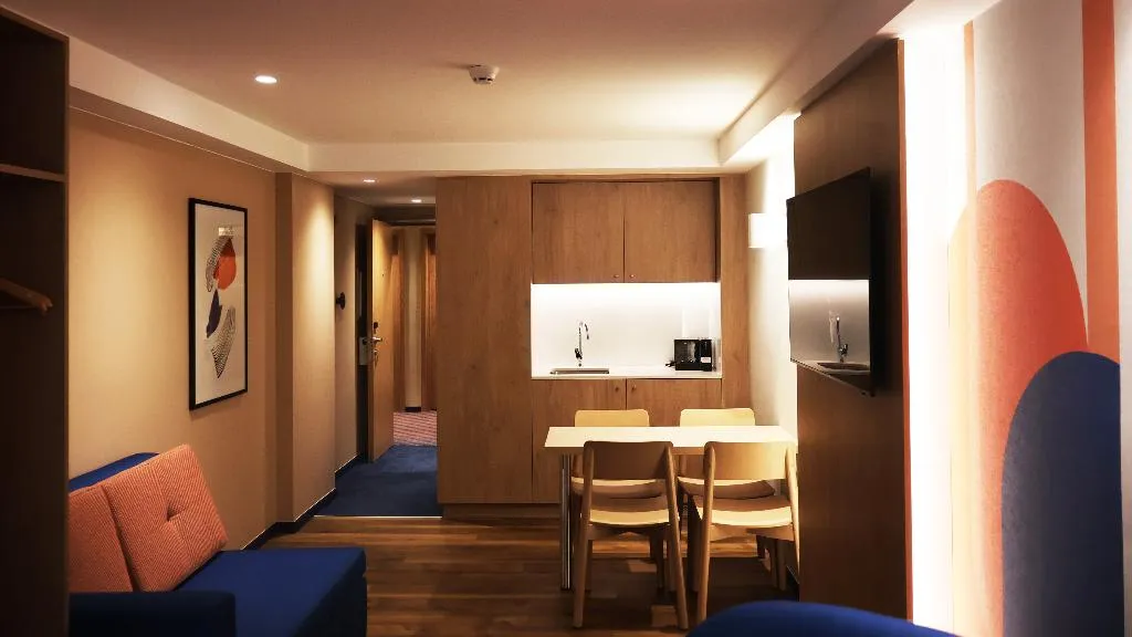 SUITE QUEEN SIZE BED Room, Holiday Inn Express Lisbon Principe Real, by IHG, Lisbon