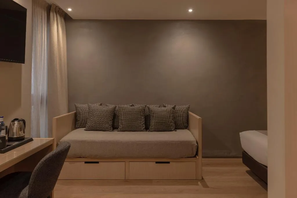 TRIPLE SUPERIOR Room, Gran Hotel Barcino 4*S, Barcelona