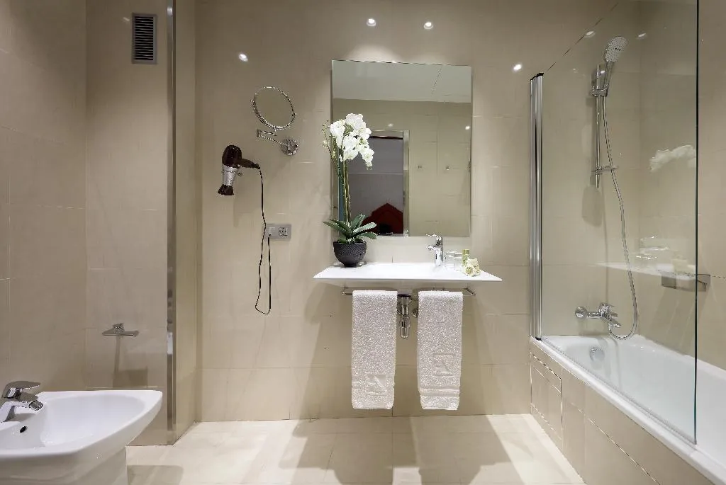 QUADRUPLE STANDARD Room, Eurostars Regina, Seville