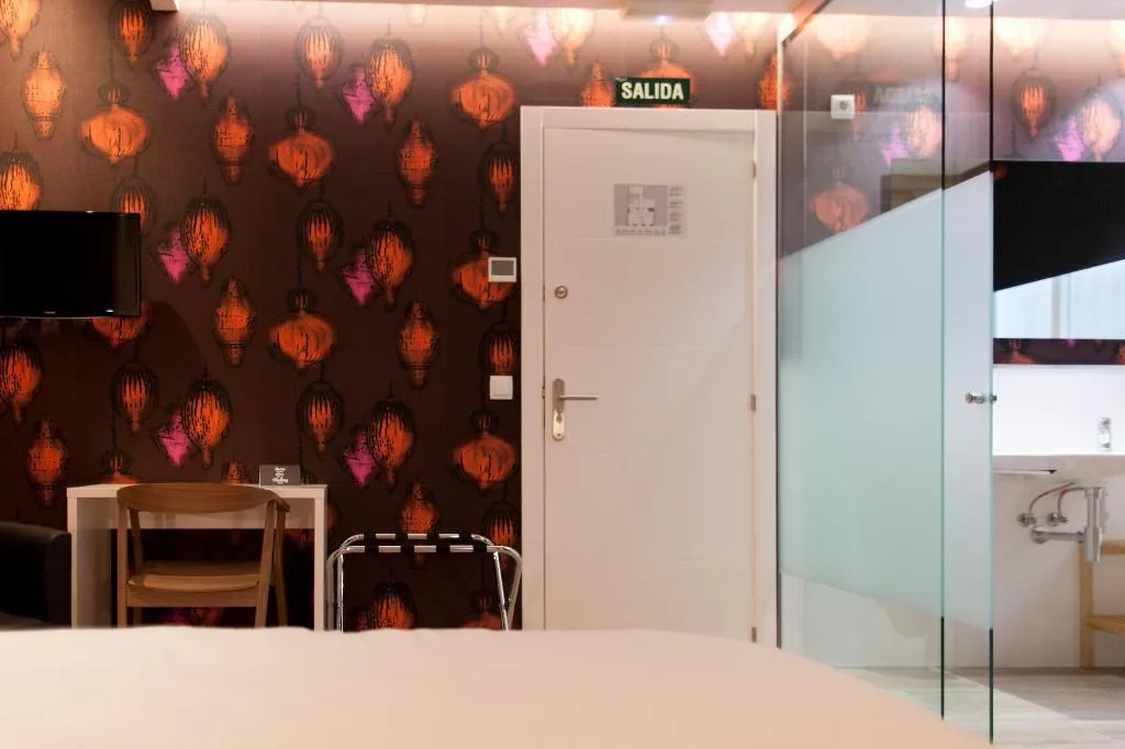 Room, Host & Home, Valencia