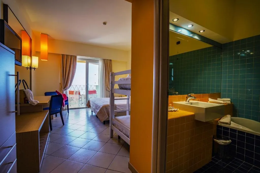 QUADRUPLE COMFORT Room, GH Avalon Sikani Resort, Catania