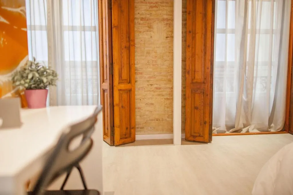 Room, Host & Home, Valencia