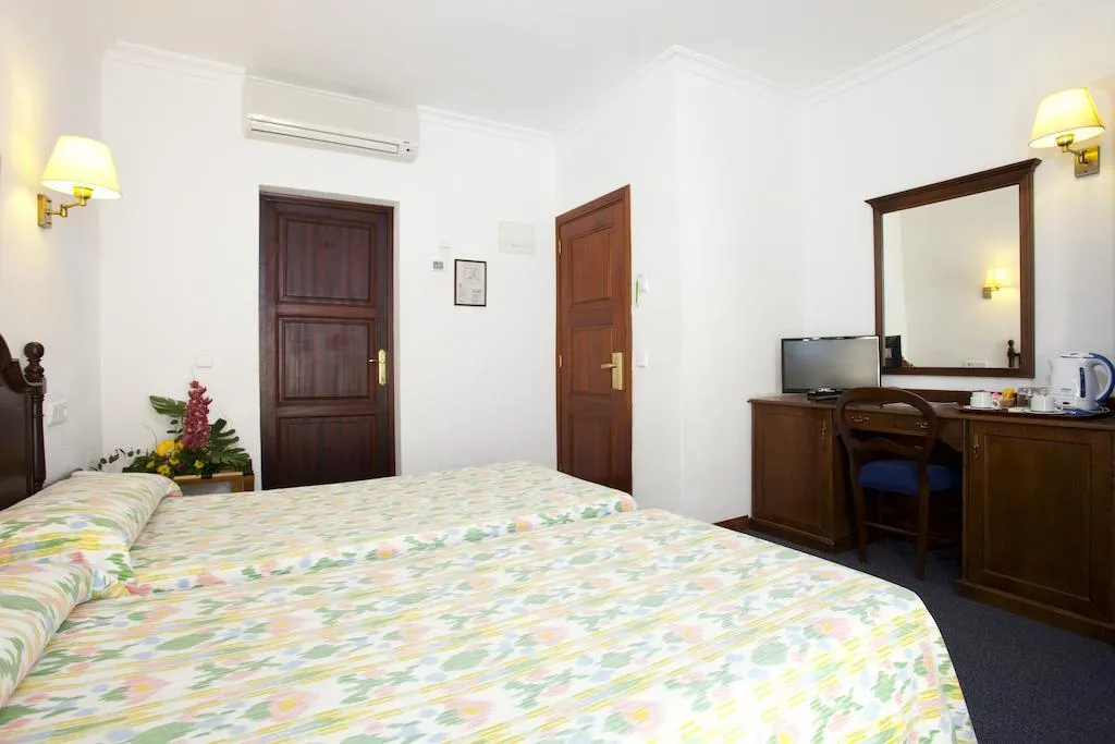 Room, Sis Pins, Majorca