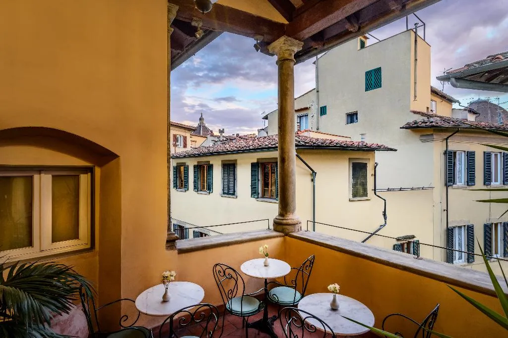 Terrace, Botticelli, Florence