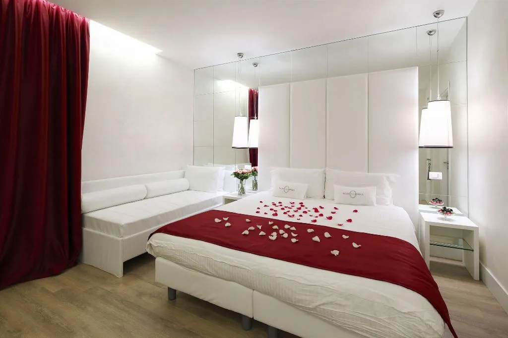 Room, Tullia And Prisca Relais Guest House, Naples