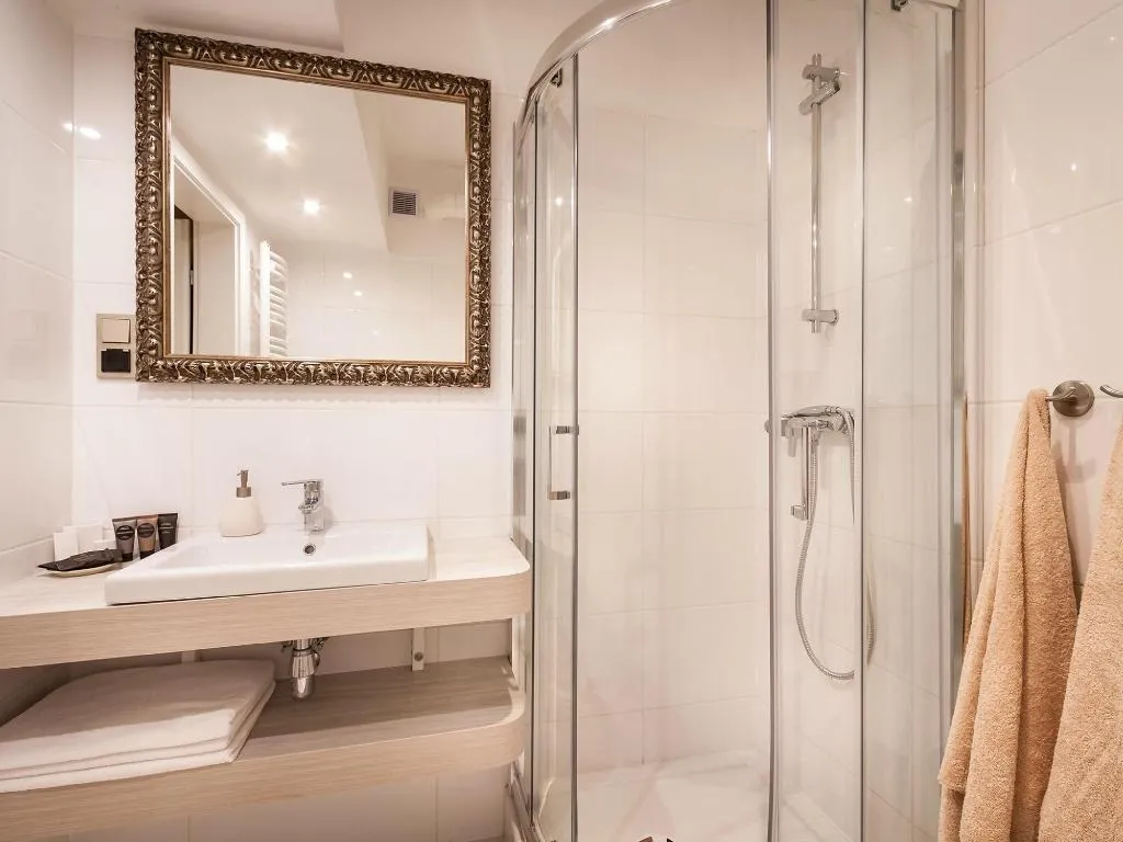 STUDIO WITH DOUBLE BED Room, Apartments Bonerowska 5, Krakow