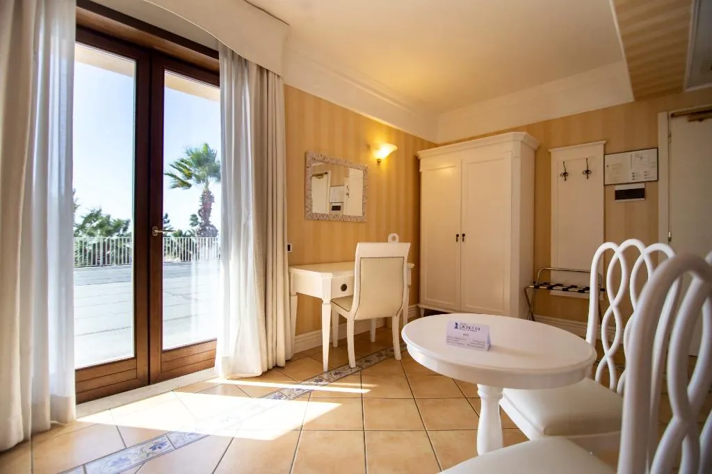 Room, Dioscuri Bay Palace, Catania